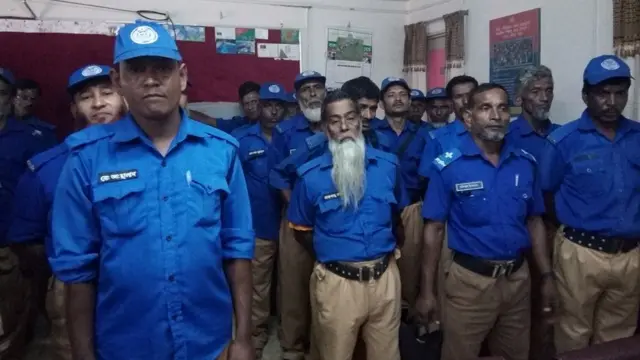 গুরুদাসপুরে ইউএনও-র সাপ্তাহিক বৈঠকে অংশ নেয়া গ্রামপুলিশের সদস্যরা।