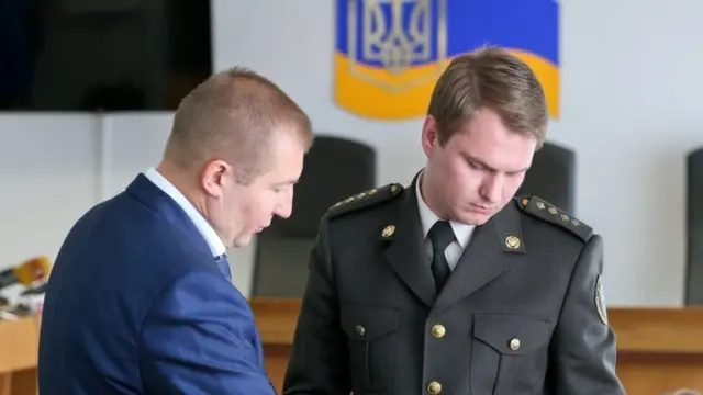 Адвокат Віталій Сердюк (ліворуч) та прокурор Руслан Кравченко