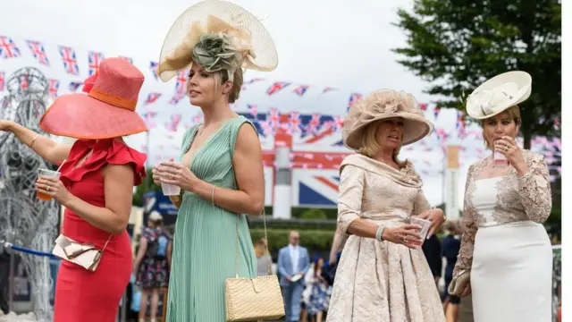 дамы на скачках в летних платьях