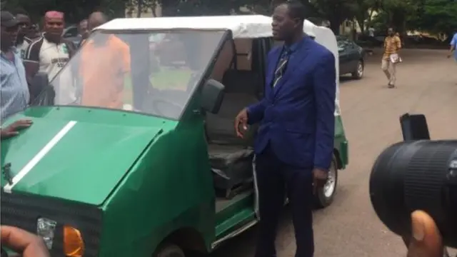 Ụgbọala ọkụ latrik na-enye ọkụ