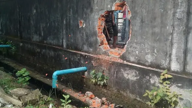 အလုပ်သမားတွေကို သွင်းဖို့ ဖုယွင်စက်ရုံ နောက်ဖေး အုတ်တံတိုင်းကို အပေါက်ဖောက်ထား