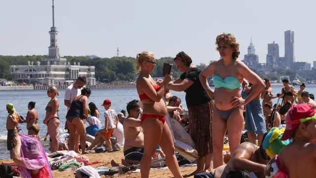 Moskvadakı Şimali Tuşino çimərliyində qələbəlik