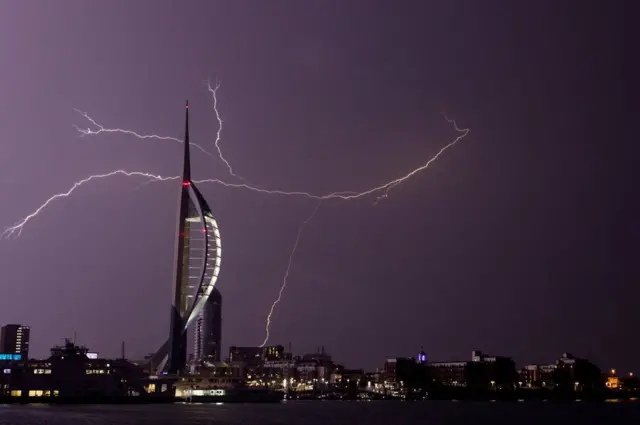 செவ்வாய்க்கிழமை இரவு இங்கிலாந்து முழவதும் இடியடன் கூடிய கனமழையும், ஆலங்கட்டி மழையும் பெய்த பின்னர் ஸ்பினாக்கர் கோபுரத்திற்கு அருகில் மின்னல் கீற்றுக்கள்