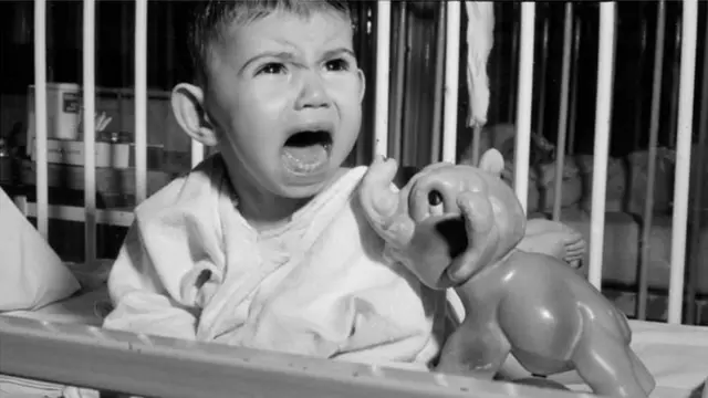 పిల్లల్లో స్వతంత్ర వ్యక్తిత్వం కోసం పాశ్చాత్య దేశాల్లో వారిని నెలల వయసు నుంచే వేరుగా ఉంచడం మొదలు పెడతారు.