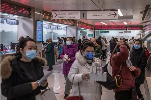 1月14日，世界卫生组织新冠溯源专家组抵达武汉。同一天，中国出现八个月以来首例新冠死亡病例（图为戴着防护口罩的人们1月14日在北京的一家医院就诊）。