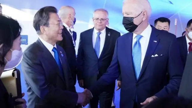 문재인 대통령이 지난달 30일(현지시간) 이탈리아 로마에서 열린 주요 20개국(G20) 정상회의에서 기념촬영전 정상 라운지에서 조 바이든 미 대통령과 만나 대화하고 있다