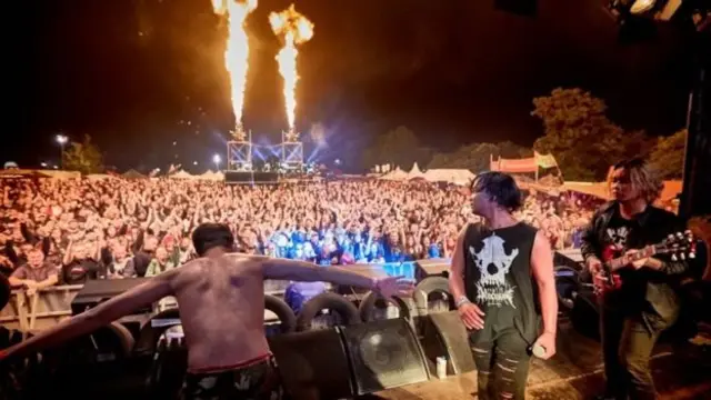 জার্মানির কনসার্টে ডক চাকে।