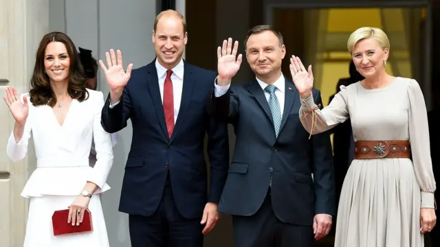 ประธานาธิบดีอันด์เช ดูดา ของโปแลนด์และภริยาถวายการต้อนรับดยุคและดัชเชสแห่งเคมบริดจ์