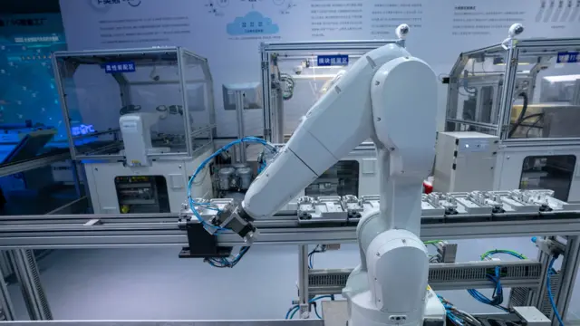 个性化定制平台正在呈现冰箱模型和洗衣机模型的混线定制生产过程。它可以使用户参与产品的设计、制造和交付全过程。