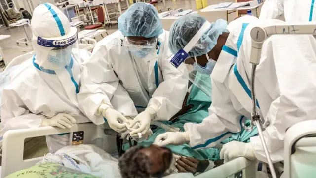 በሕክምና ባለሙያዎች ክትትል የሚደረግለት ታማሚ