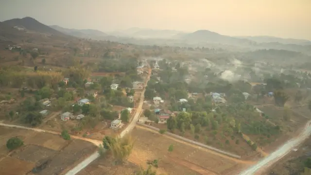 ဒုံခါရာရွာကို မနက်အစော အပေါ်စီးကနေ မြင်တွေ့ရစ