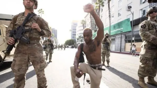 경찰관에 의해 8분 이상 무릎으로 목을 짓눌린 조지 플로이드는 결국 사망했다