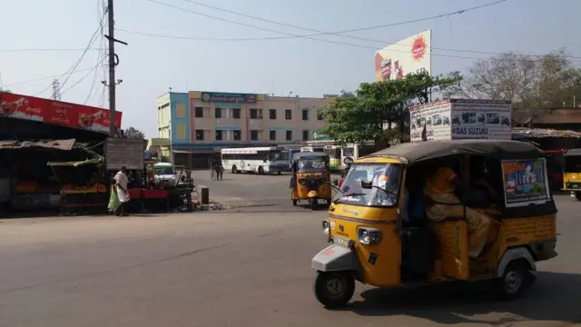బంద్ కారణంగా బోసిపోయిన శ్రీకాకుళం పట్టణం. నిత్యం రద్దీగా ఉండే ఆర్టీసీ బస్ స్టాండ్, కోర్టు ప్రాంతం బంద్ కారణంగా నిర్మానుష్యమైంది.