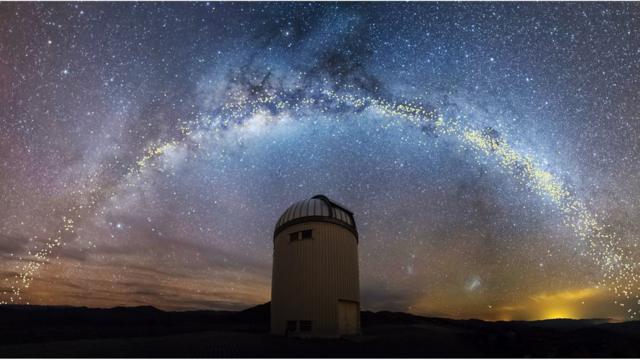 Telescópio e céu estrelado