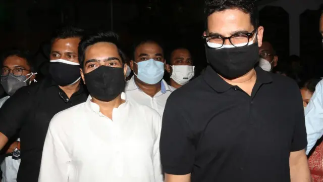 પશ્ચિમ બંગાળની ચૂંટણીમાં મમતા બેનરજીનાં ભત્રીજા અભિષેક બેનરજી સાથે પ્રશાંત કિશોર. આ ચૂંટણીમાં તેમણે ટીએમસી માટે કામ કર્યું હતું