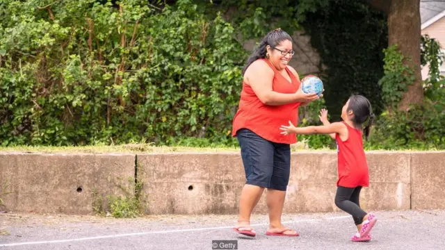 Mãe e filho brincando