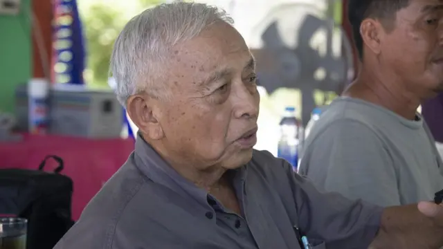 ดร. อภิชาติ พงษ์ศรีหดุลชัย ประธานที่ปรึกษาอธิบดีกรมการข้าว กำลังอธิบายถึงโครงการกับกลุ่มเกษตรกร