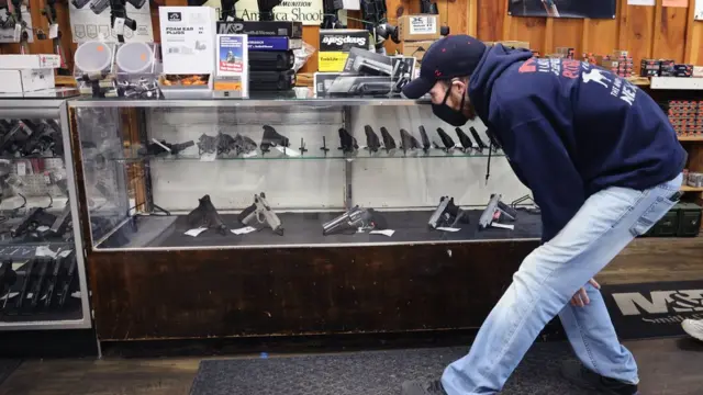 Мужчина в магазине оружия