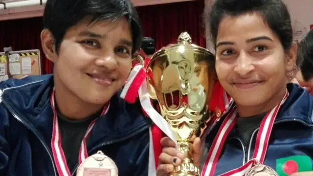 ডালিয়া আক্তার (বামে)