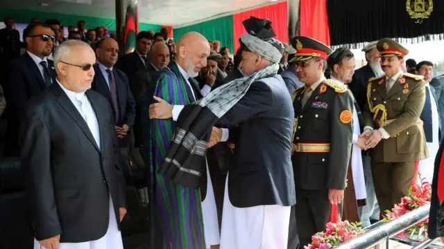 هغه د ګل اېښودلو مراسمو پای کې له ځینو مېلمنو سره روغبر وکړ