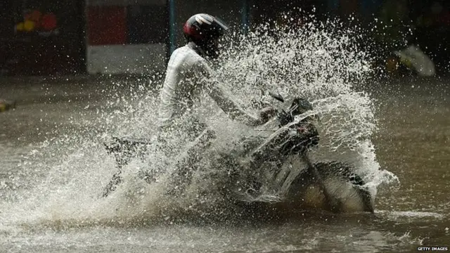 मुंबईच्या पावसात एक बाईकस्वार