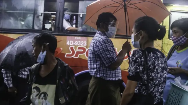 ကူးစက်မှုတွေဖြတ်တောက်ဖို့ လူတွေအိမ်ထဲမှာနေဖို့လိုအပ် လို့ ကျန်းမာရေးပြောခွင့်ရသူ ပြောပါတယ်။