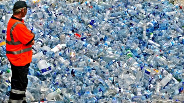 Homem olhando pilhajogos de aposta com bonus de cadastrogarrafas plásticas