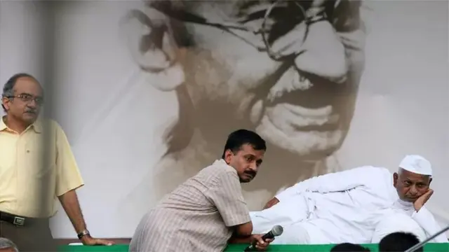 પ્રકાશ આંબેડકર: "કેજરીવાલે સાવરણાનું ચૂંટણી ચિહ્ન જાણી જોઈને પસંદ કર્યું છે. સાવરણાનો સંબંધ વાલ્મીકિ સમાજ સાથે છે., પરંતુ કેજરીવાલ ઝાડૂની ગરિમા સમજી શક્યા નથી."