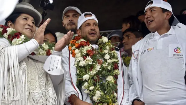 Luis Fernando Camacho (centro)