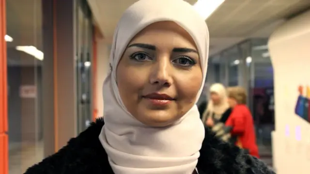 استبدلت شيرين فرشاة رسمها بفرشاة لدهن البيض على الطعام