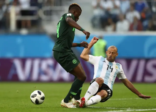 Argentina está mucho más metida en el partido como lo muestra esta entrada de Mascherano.