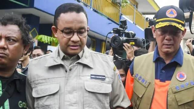 Gubernur DKI Jakarta Anies Baswedan (kiri) saat meninjau pintu air Manggarai, Jakarta, Kamis (02/01).