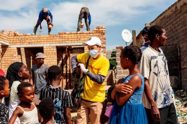 Voluntário distribui sabãohaddad apostas esportivasJoanesburgo, na África do Sul