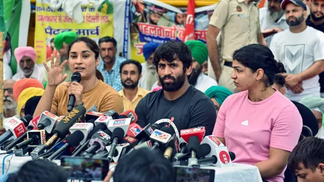 विनेश फोगाट (बाएं), बजरंग पूनिया और साक्षी मलिक