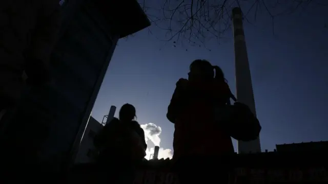北京市區大屯路附近，一根高聳的燃煤煙囪已停止了使用，取而代之的是旁邊燃燒天然氣的小煙囪。