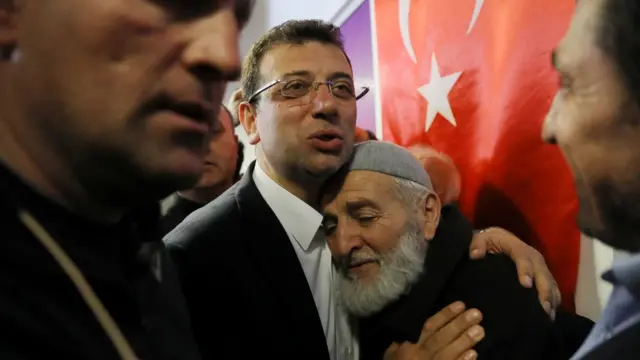 imamoğlu yaşlı bir destekçisine sarılırken