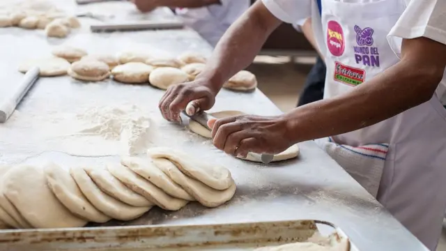 panadero amasando pan.