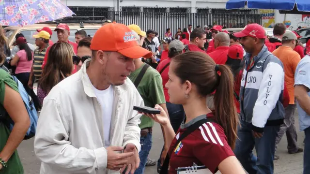 La investigadora Angélica Velazco reporteando en una manifestación en Caracas.