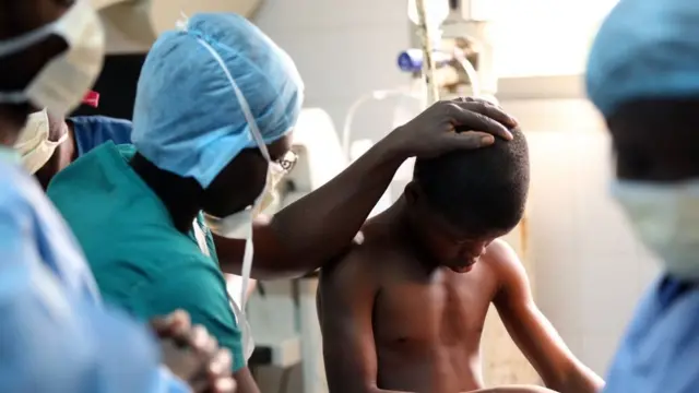 Nwata na-anata nleta n'ụlọọgwụ