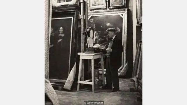 Seorang ahli preservasi membaca tingkat kelembapan suatu ruangan yang menyimpan lukisan — banyak teknik digunakan untuk preservasi karya seni dikembangkan di Manod.