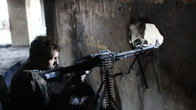 Halep'in Bustan El Başa semtinde savaşan bir muhalif