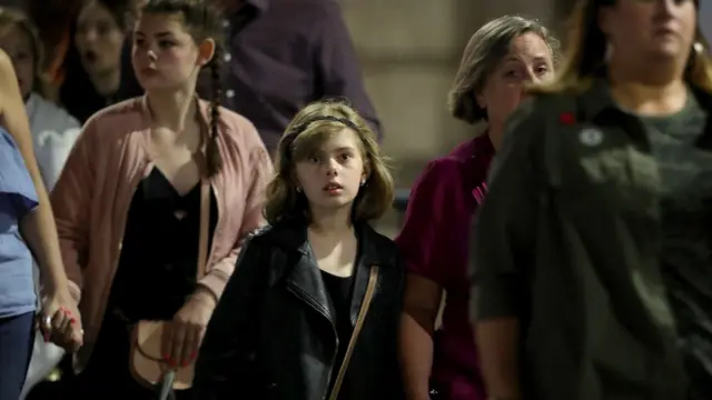 有许多青少年甚至儿童在父母的陪同下来听演唱会。