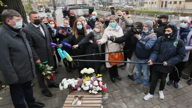 Установка таблички о создании памятника медикам, умершим после заражения коронавирусом, в Санкт-Петербурге