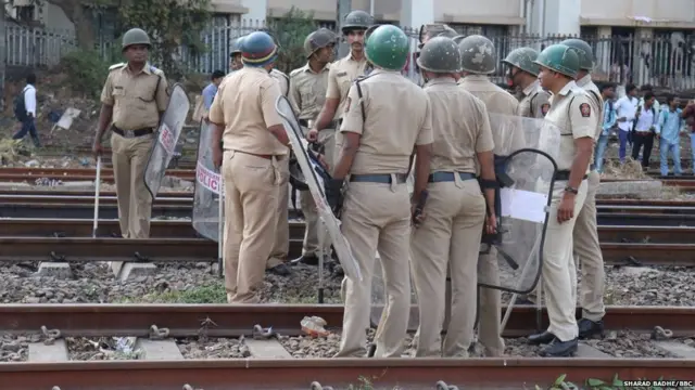 मुंबईत मांटुगा-दादर स्थानकादरम्यानच्या रेलरोकोची क्षणचित्रे