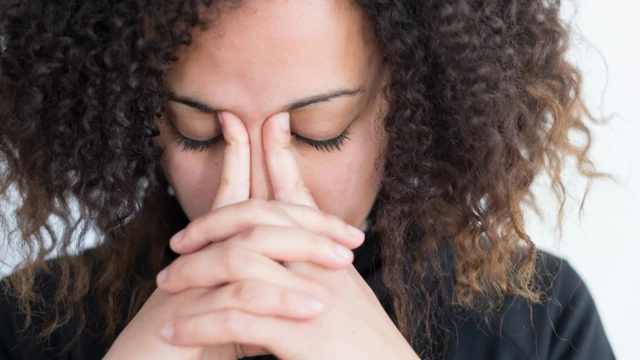 Joven en introspección