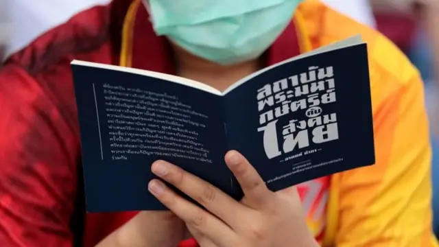 คนเปิดหนังสือเรื่องสถาบันพระมหากษัตริย์กับสังคมไทย