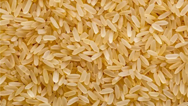 পলিশ না করা চাল দেখতে ঘোলাটে ও অনেক সময় লালচে হয়