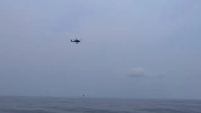 เฮลิคอปเตอร์ของกองทัพเรือบินสนับสนุนบริเวณที่เกิดเหตุน้ำมันรั่วไหล