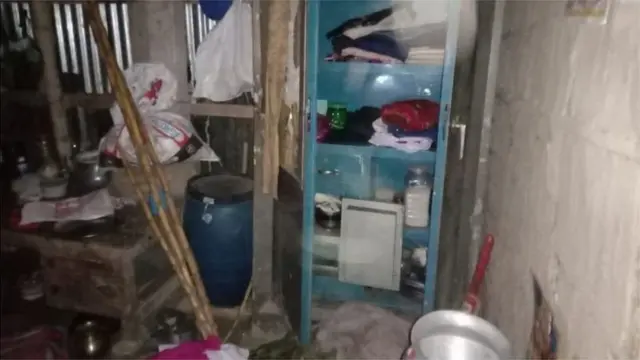 তছনছ করে দেয়া একটি ঘর