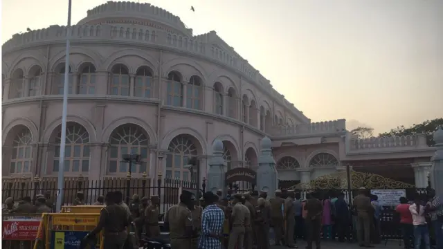 பல்லாயிரக்கணக்கானோர் நேற்று வரை இருந்த விவேகானந்தர் இல்லத்திற்கு முன்னால்